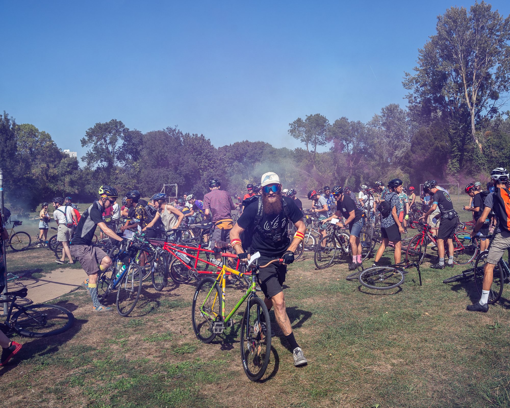 Lucas Sentou présent lors d'un évènement vélo rassemblant plusieurs personnes adeptes de la pratique vélo