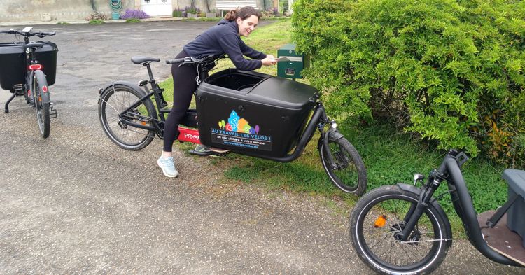 Distribution du bulletin municipal en vélo-cargo