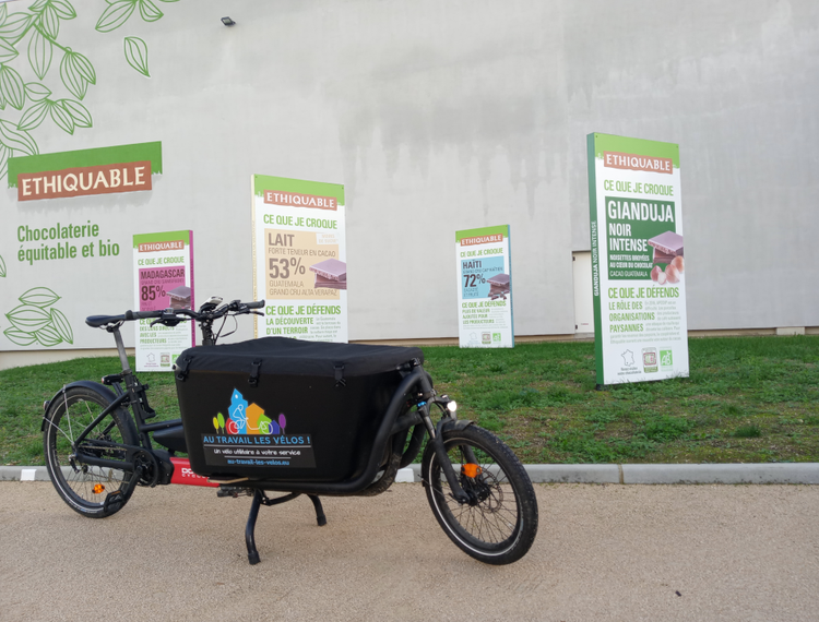 Un vélo-cargo devant l'entreprise Ethiquable