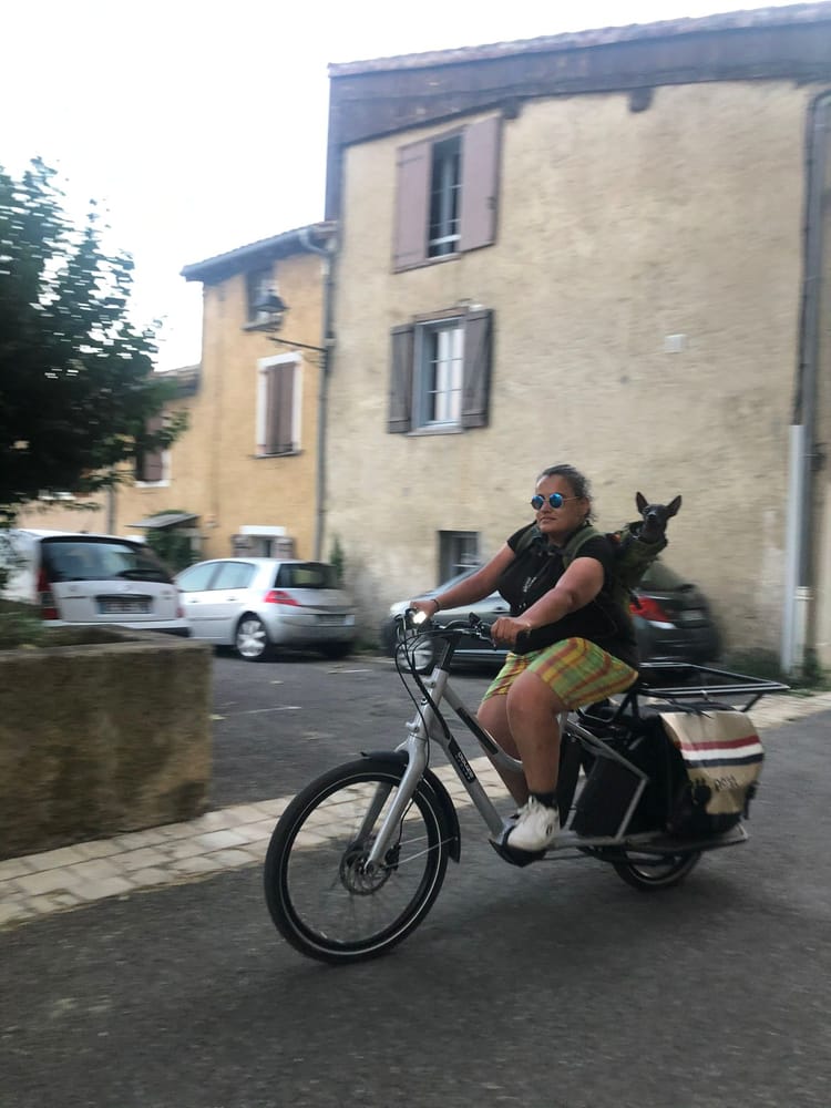 Monica et son chien Guix à vélo 