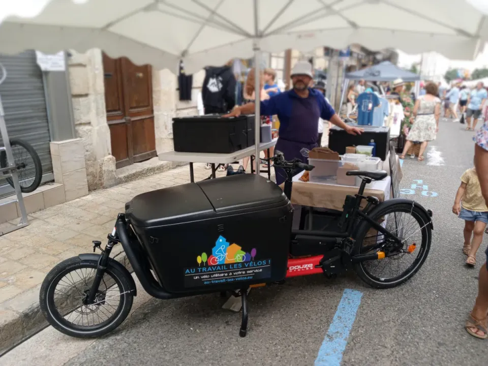 Le vélo-cargo du stand de traiteur du marché de Lectoure