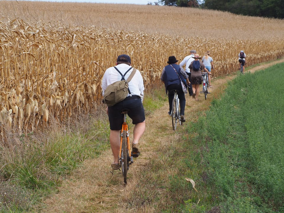 Participants sur des vélos vintage durant le parcours de l'Auroue dans le rétro