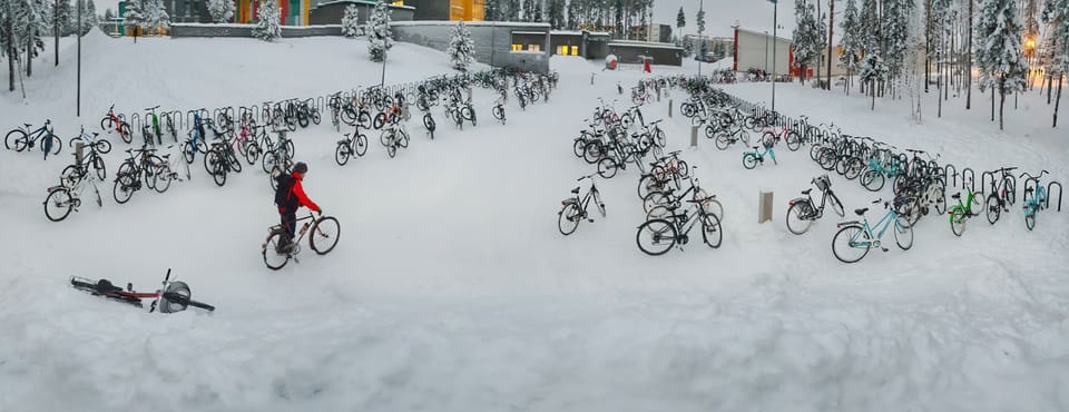 Des centaines de vélos stationnés devant une école enneigée à Oulu en Finlande