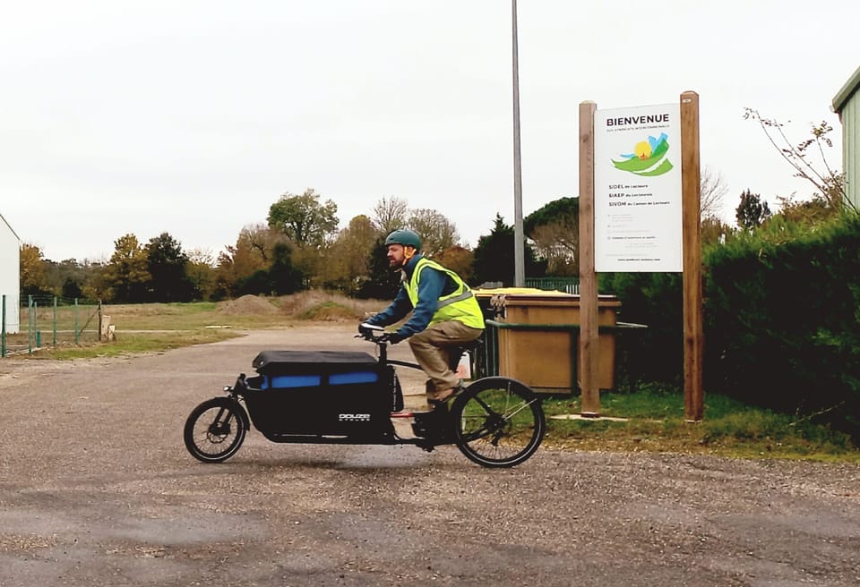 Sylvain allant effectuer la collecte de biodéchets à vélo
