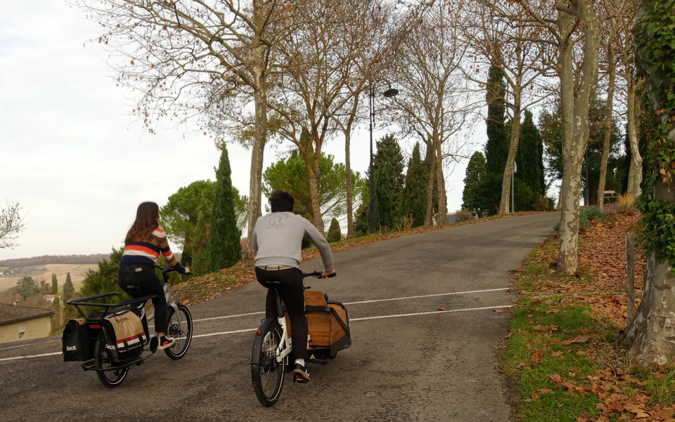 Deux cyclistes sur un Douze LT2 et un Bergamont E-Cargoville LJ